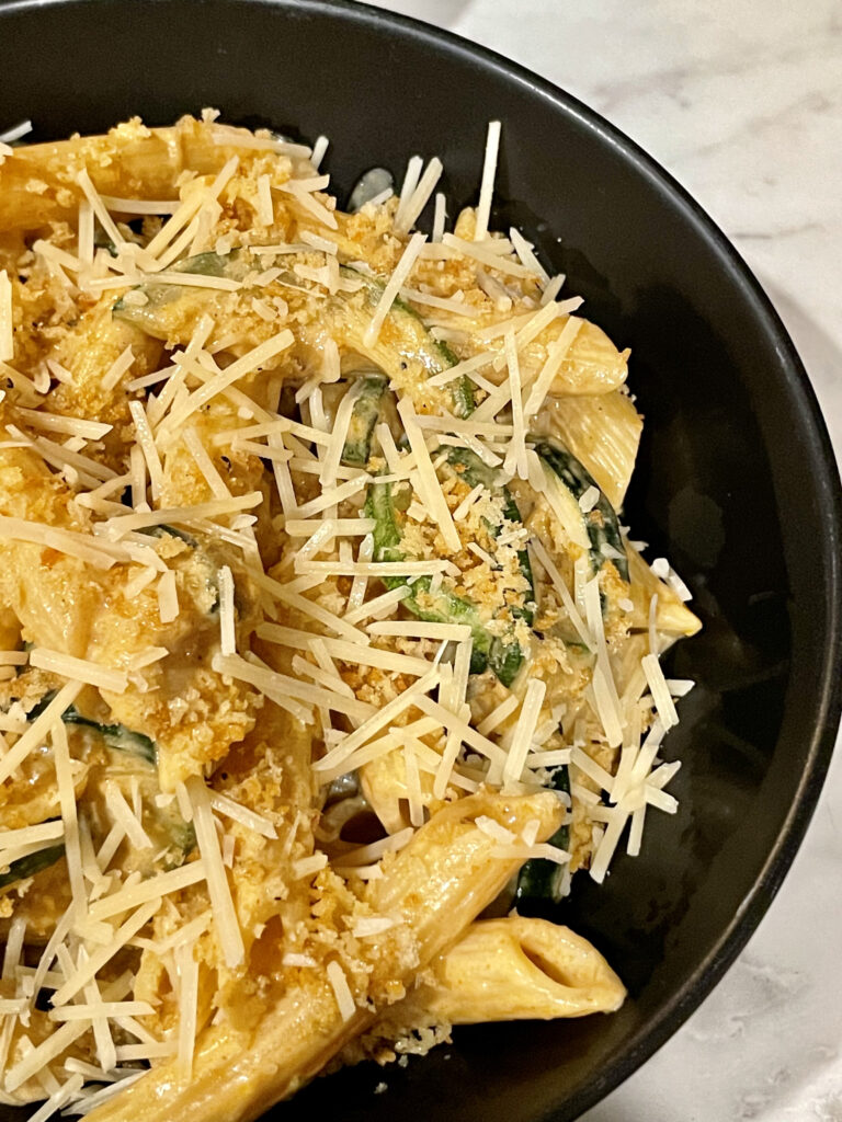 This is the creamy zucchini penne with garlicky panko plus smoked paprika and parmesan recipe that I made from EveryPlate.